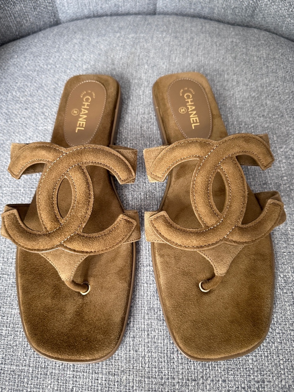 NEW BLAZY CHANEL BROWN SUEDE LEATHER LARGE CC Logo FLIP FLOP THONG Sandals 38